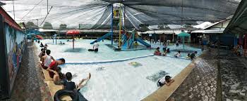 Keseruan wahana air King Kong Splash
